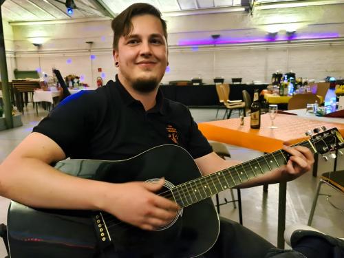 Alex mit Gitarre
